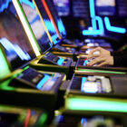 spillemaskiner med grønt og blåt lys på et kasino