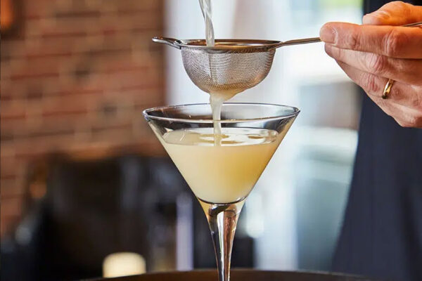 gul cocktail skænkes fra shaker