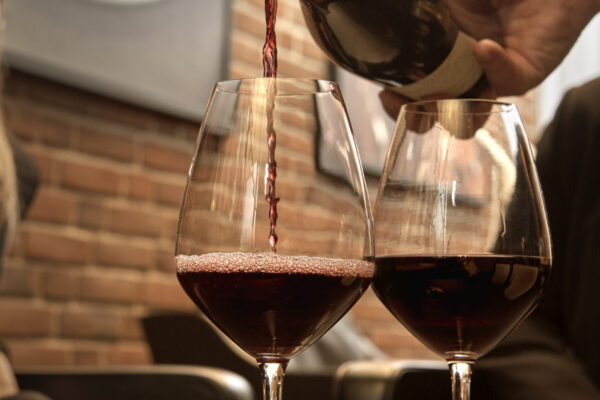 rødvin skænkes i glas deal for 2