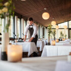 flot opdækket panorama restaurant med hvide duge på munkebjerg hotel