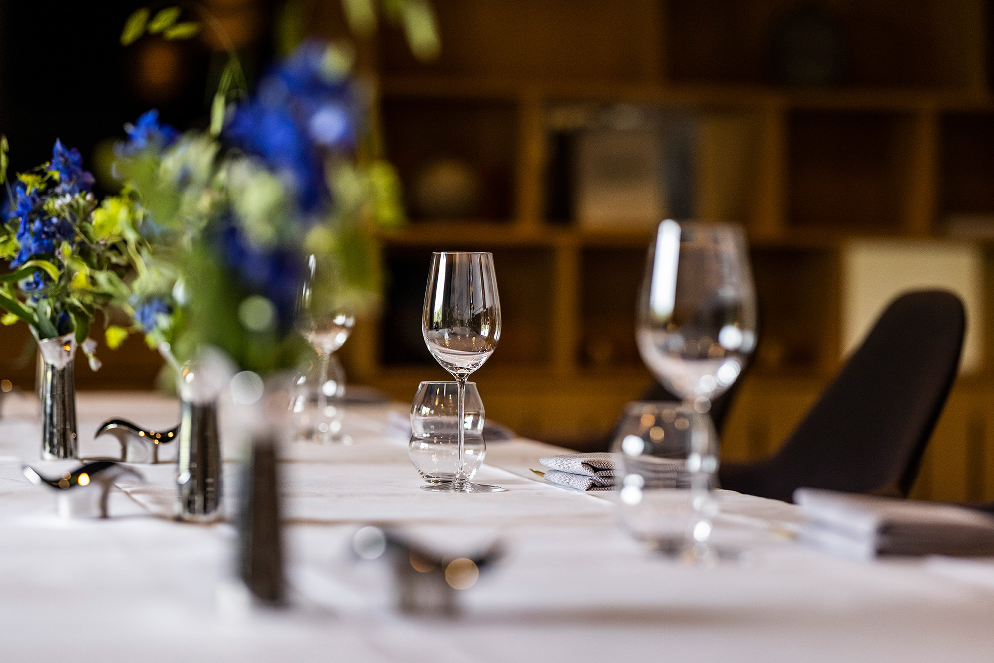 festligt bord med blå blomster på munkebjerg hotel