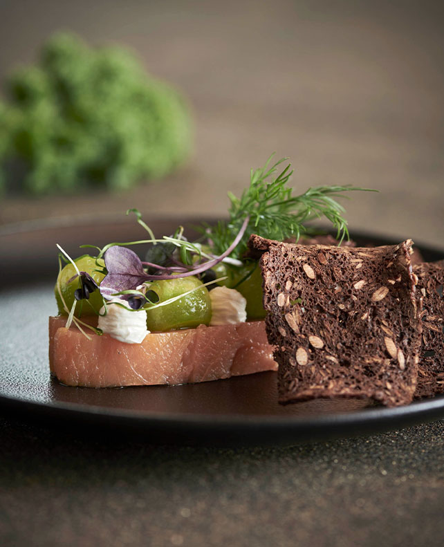 laks med rugbrød og dild og kryddercreme