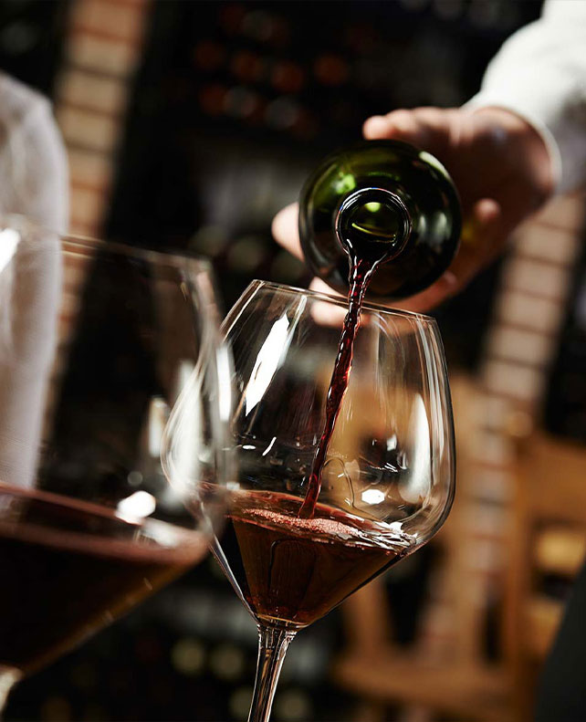 rødvin hældes i glas munkebjerg hotel