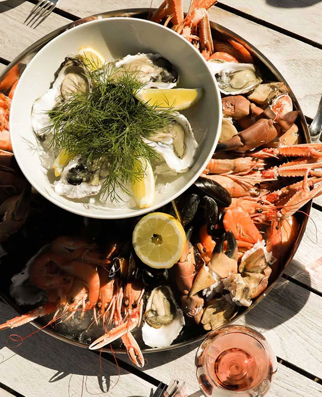 skaldyr på fad med østers og citroner