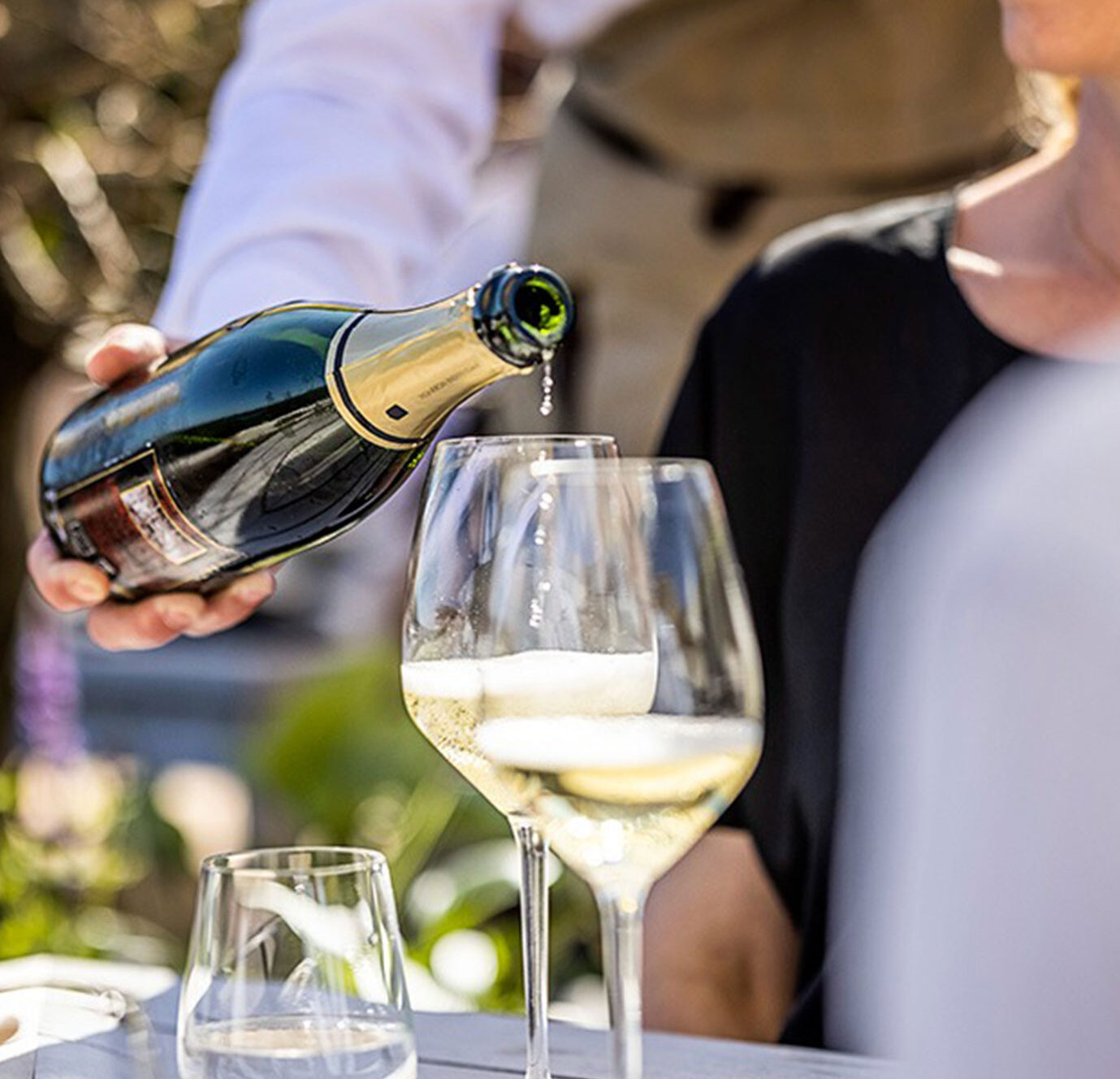 champagne skænkes i glas munkebjerg hotel