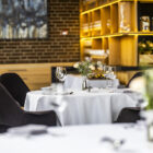 treetop restauranten med blomster på bordene